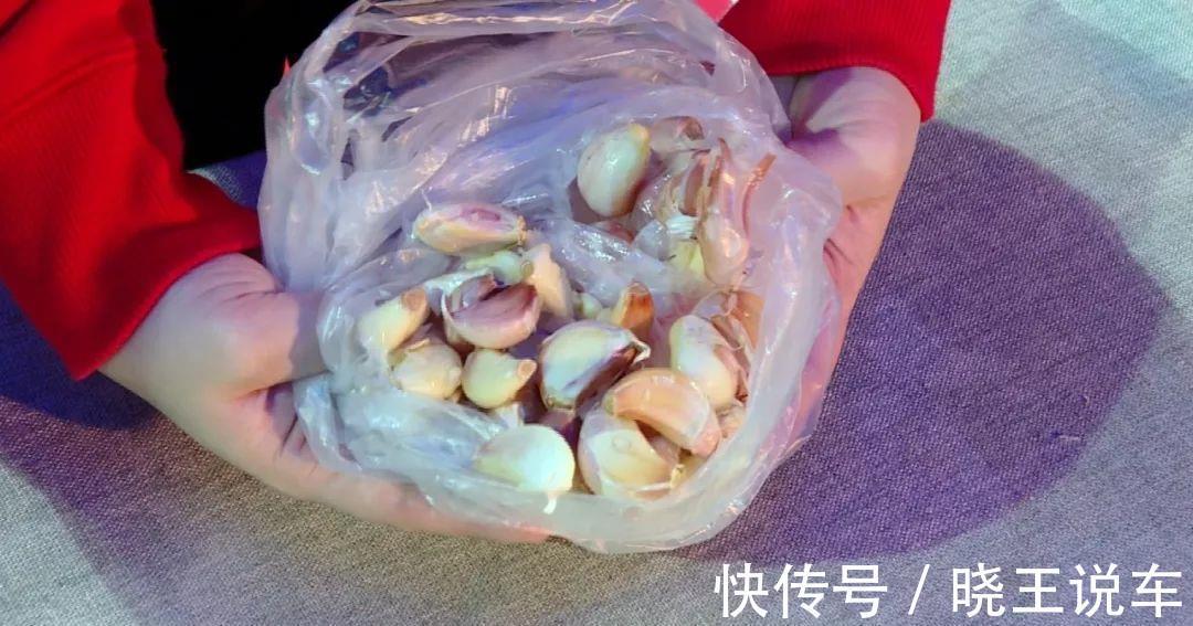 大蒜|才知道,剥大蒜米不刀拍不手抠,只要一个瓶盖,1分钟剥一大碗