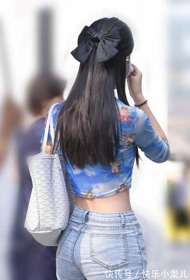 上衣|小姐姐穿着凉爽的上衣热裤,真的很青春美丽,轻松展现好气质