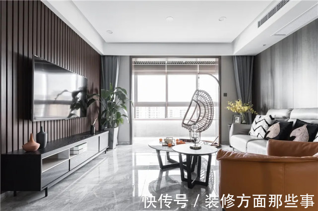 卧室|138平现代风三居室,卧室大版块的木饰面铺贴端庄大气又可收纳