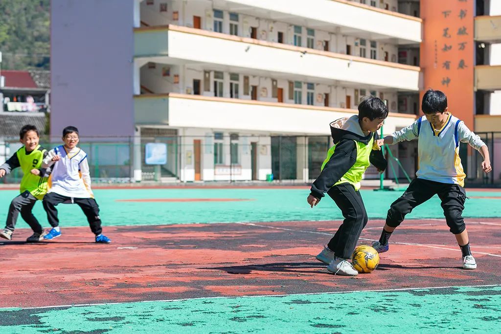 学生|语文老师当教练！拿过冠军！永嘉这些山区孩子的足球，是在篮球场练的！