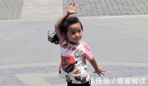 自学|6岁女孩自学舞蹈,当做到这个动作时,宝妈红着脸制止了孩子