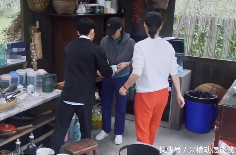 鸡窝 下期《向往5》热闹了,那英梁静来做客,洗碗掏蛋全不落,追定了