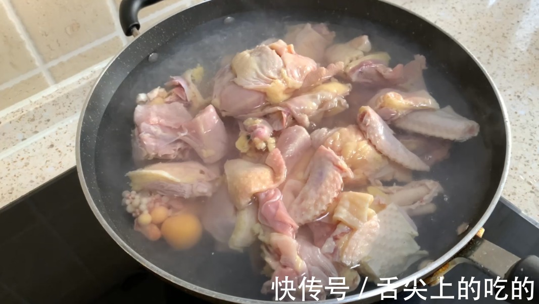 炖鸡时，有人焯水、有人直接炖，大厨教你正确的做法，太香了