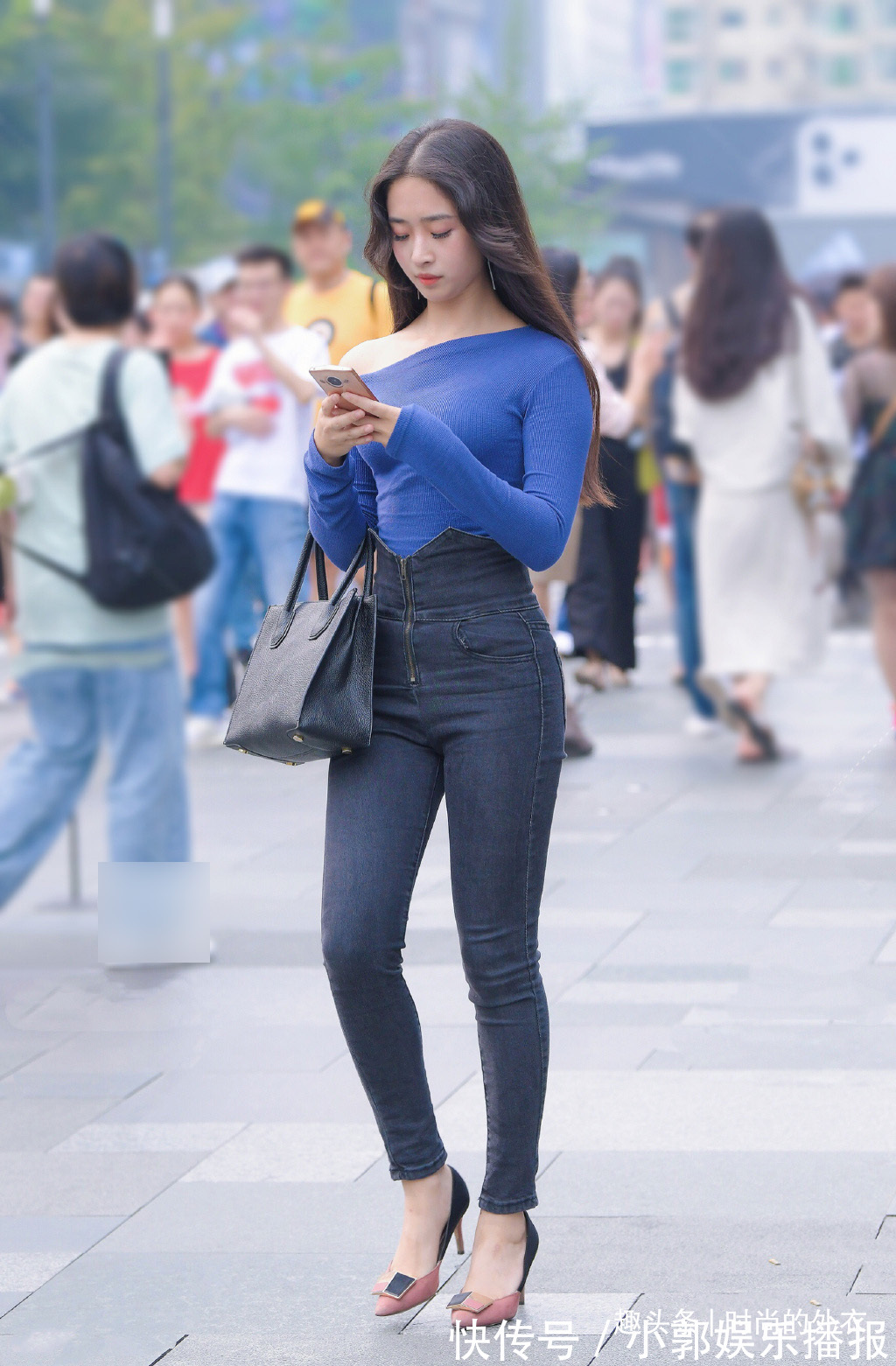 气质 气质女生选择款式时髦的牛仔裤,搭配斜肩针织衫,轻松美出个性感