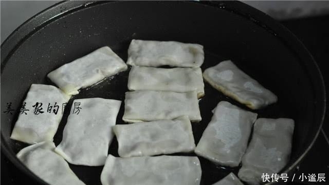 早餐别吃油条了,教你懒人做法,2块钱馄饨皮就搞定,比油条更香