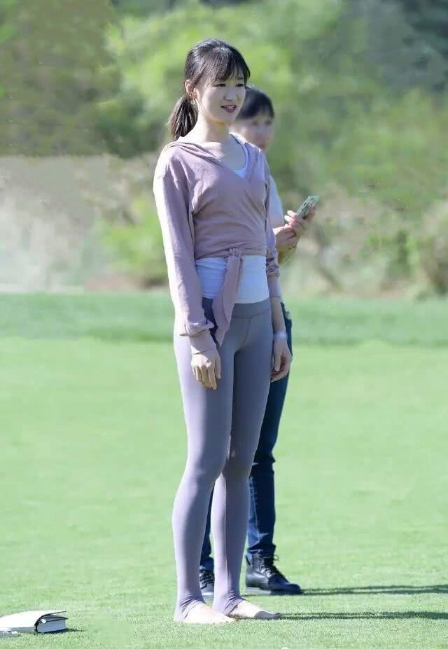 时髦|今夏新穿搭来了“健美裤”单穿显时髦,走到哪都是焦点