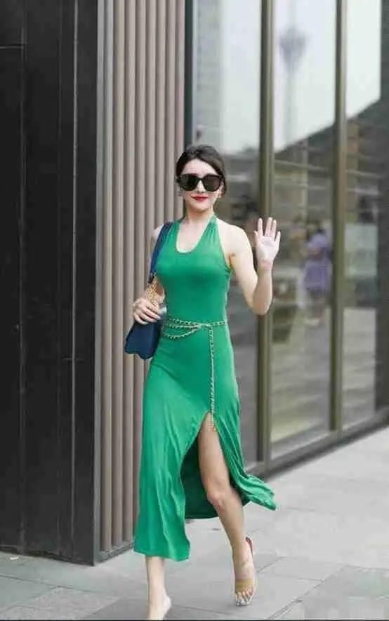 小姐姐穿上绿色裙子,绿色穿在身上也是把自己显得更加白皙