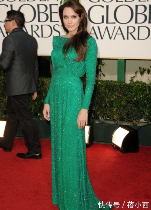 优雅|安吉丽娜·朱莉与亲生女儿逛街,穿白色连衣裙配拖鞋,高级又优雅