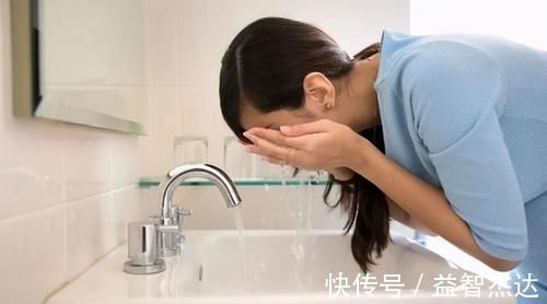 油性皮肤 洗脸三不要:不要超过一分钟,不要用很烫的水,第三不要少有人知