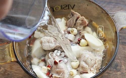 秋天进补，有条件要多喝这“四神汤”，全家都合适，胃口好吃饭香