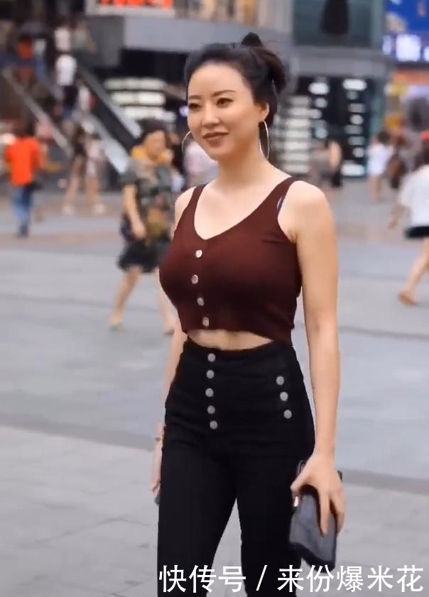 穿搭时尚的都市美女, 尽显轻熟女人的身形魅力