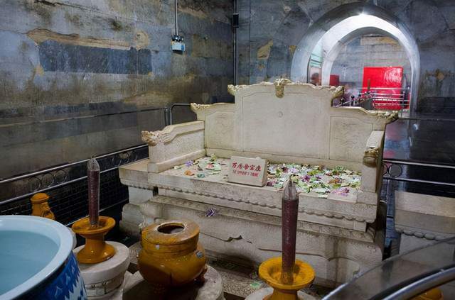 考古专家！考古人员发掘定陵，竟用木板制作出拐丁钥匙，巧妙地打开了陵门