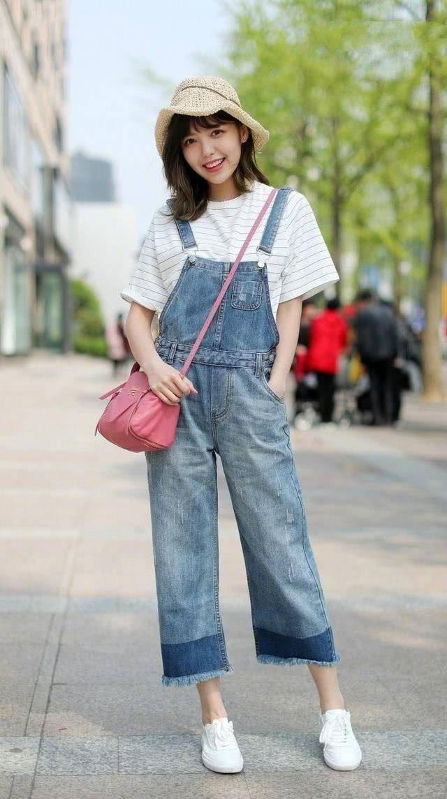 打底裤裤 背带牛仔裤,打造出十足的休闲范,看起来更加的年轻活力