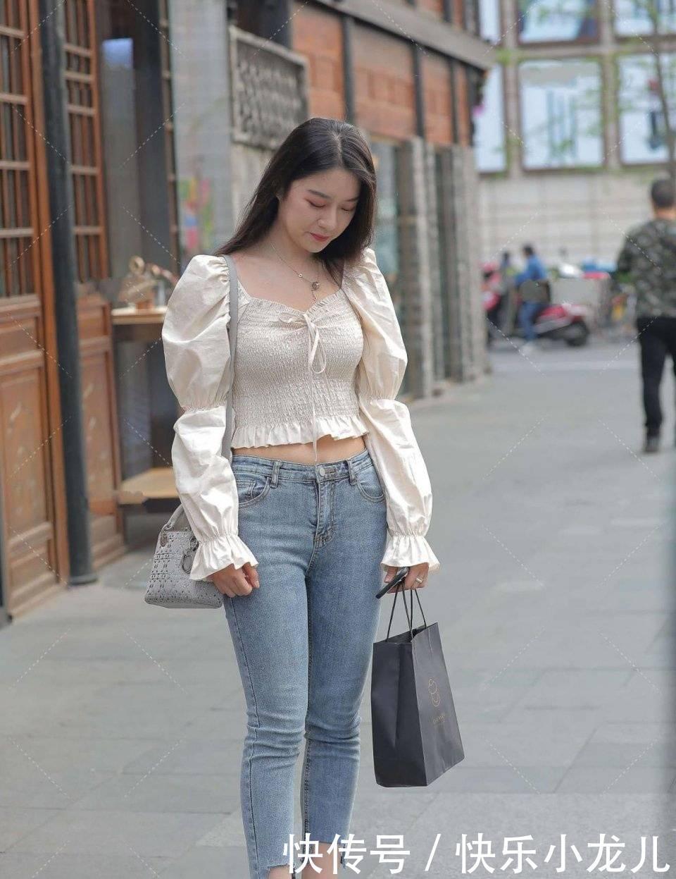 紧身牛仔裤|杏色的开衫，紧身的设计穿出了成熟的美，长发齐肩更是优雅迷人