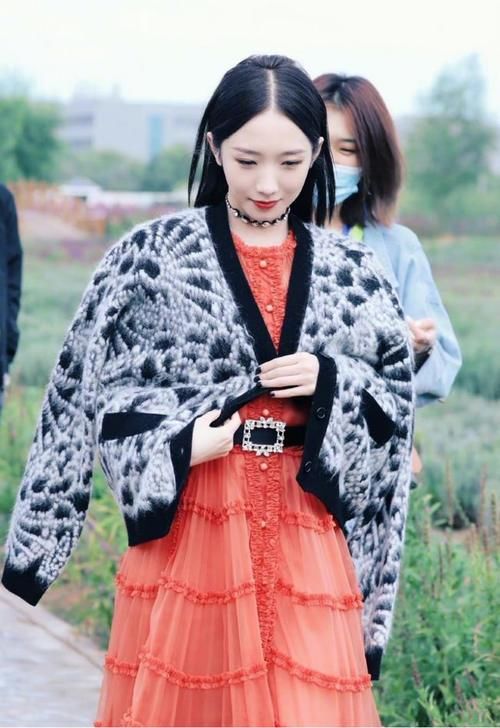 开衫毛衣可盐可甜！配连衣裙穿高级甜美，拼色款超清新！