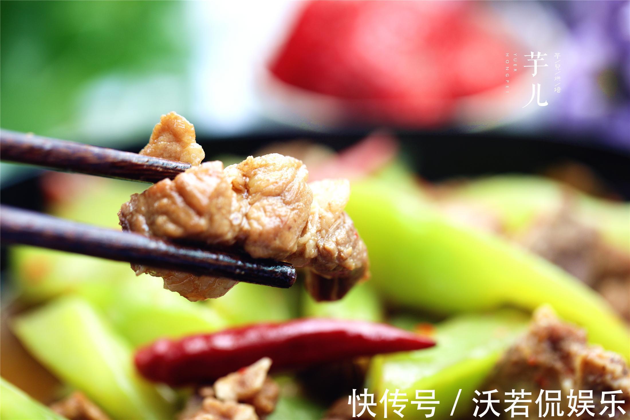 青笋烧排骨,做法简单,上桌被疯抢,连汤也不剩,美味又下饭