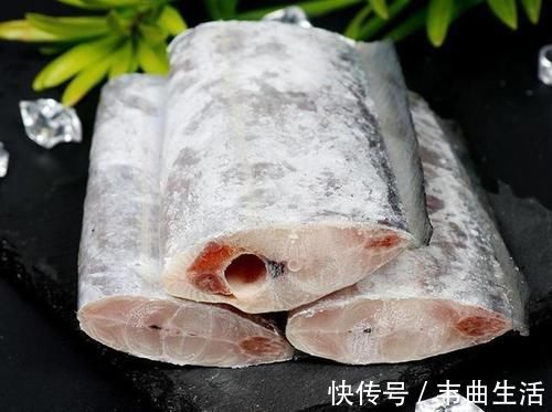 饭店|炸带鱼时裹面糊沾面粉都不对，饭店都是这么做的，酥脆好吃不油腻