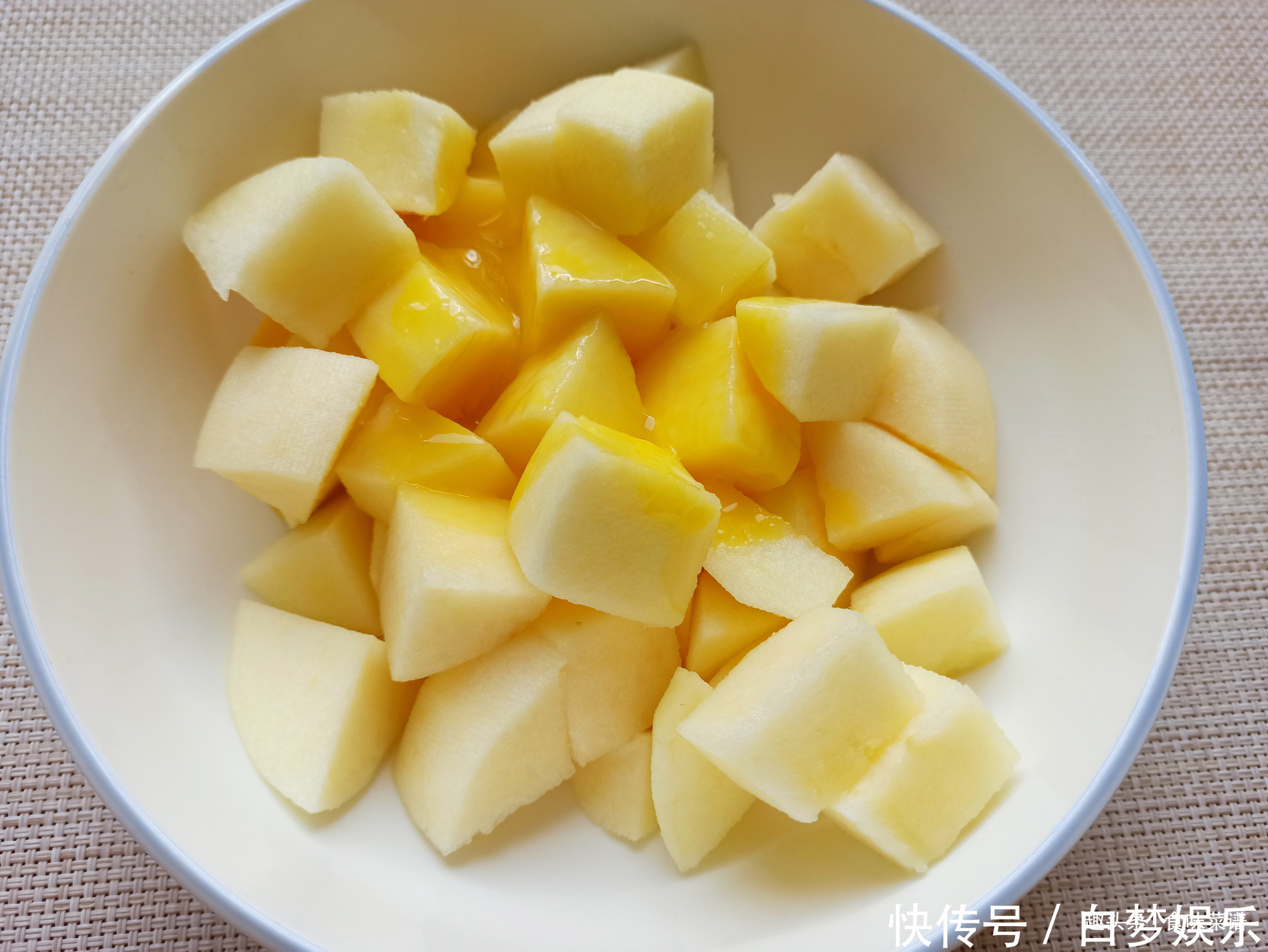  苹果最好吃的做法，加上鸡蛋搅一搅，酥脆香甜，孩子常吃增强记忆