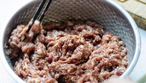 退休伙夫:调饺子馅儿时,这3味缺一不可,不然饺子又干又柴