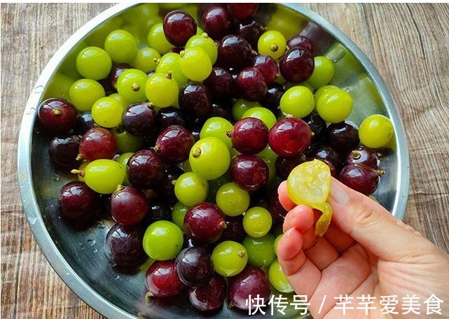 洗葡萄时，有人放面，有人放盐，都不对，教你正确洗法，皮都能吃