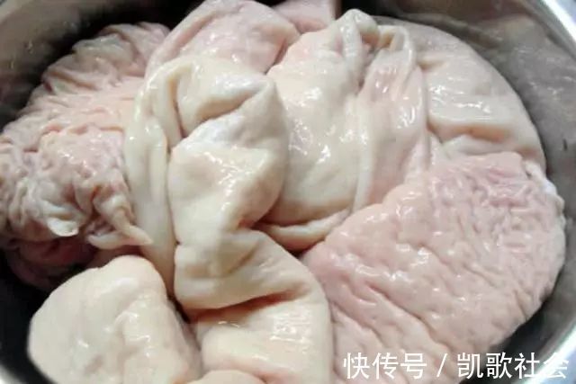 清洗猪大肠，光用盐就错了！再加这2样，10分钟快速洗净，无异味