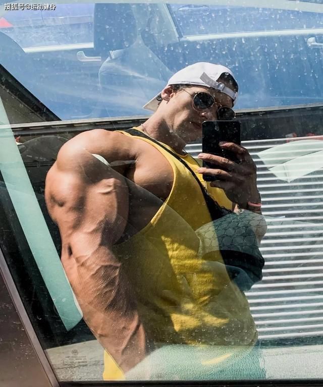 胸肌|臂围45cm，二头肌似小山包的猛汉奶爸，还自带肌肉抽筋绝活