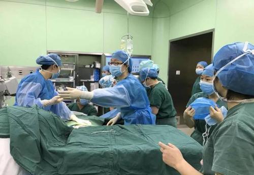 孕妈进入手术室后,偷偷塞给医生一张纸条,医生看完瞬间红了眼眶