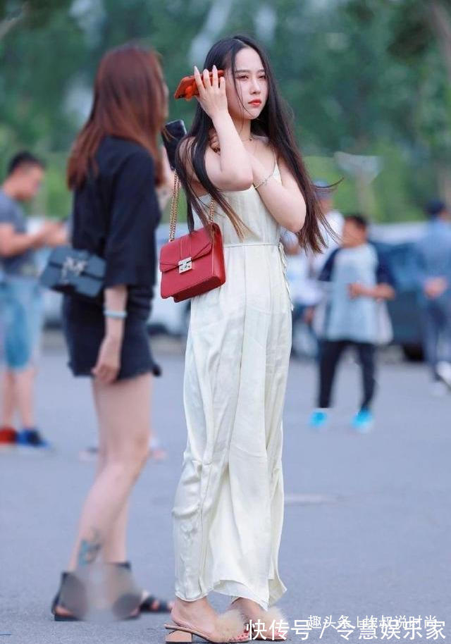 舒适|吊带裙就是这样,不仅清爽舒适,还能让你的造型轻松优雅起来