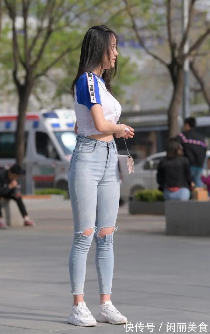 小姐姐|街拍：时尚女生的牛仔裤穿搭示范，休闲有型，美出了自己的风格