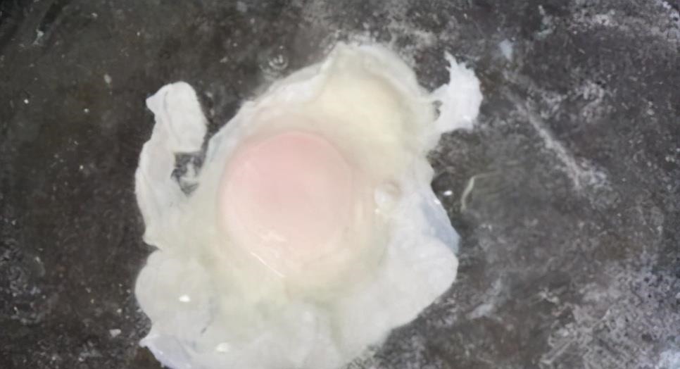 煮荷包蛋时，沸水下锅是错的！掌握“5点技巧”，完整不散不起沫