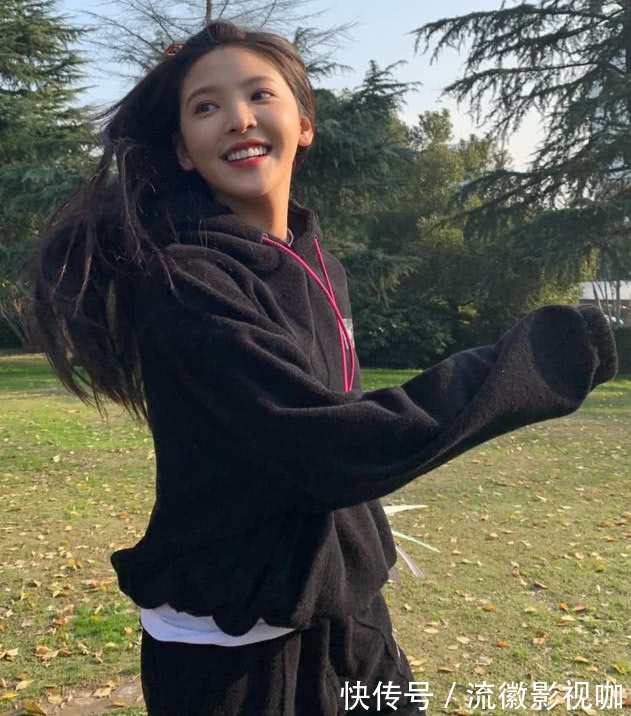 鞋子 “小白鞋”已烂大街,现在流行章若楠的“果冻鞋”,美的让人缺氧