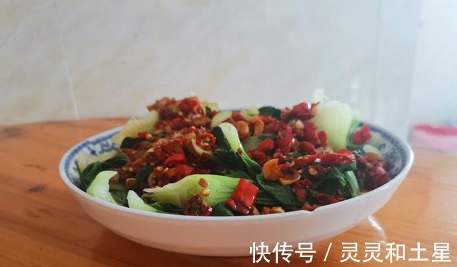 夏日|夏日吃饭没胃口，油淋小青菜这样做，瞬间吃光光！