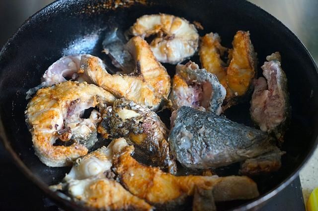 天冷了，宁可不吃肉也要多吃这鱼，和平菇是绝配，味道鲜美又滋补