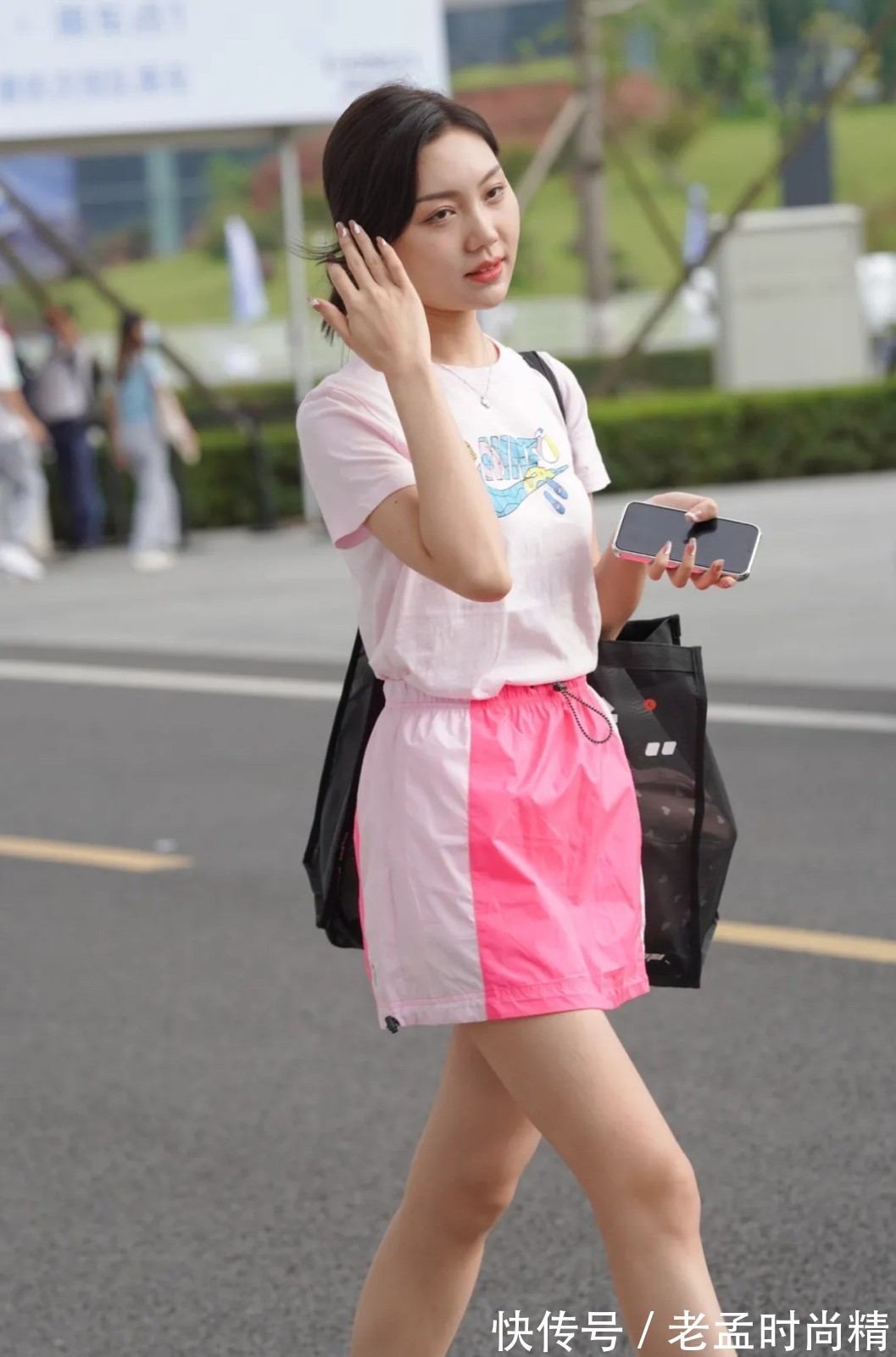 裙装 街拍美女:简单大方又耐看的装扮方式,散发青春活力的气息,干净随性又清爽