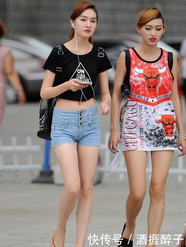 气质|街拍气质靓丽的短发美女,搭配紧身牛仔裤,带着阳光般的微笑