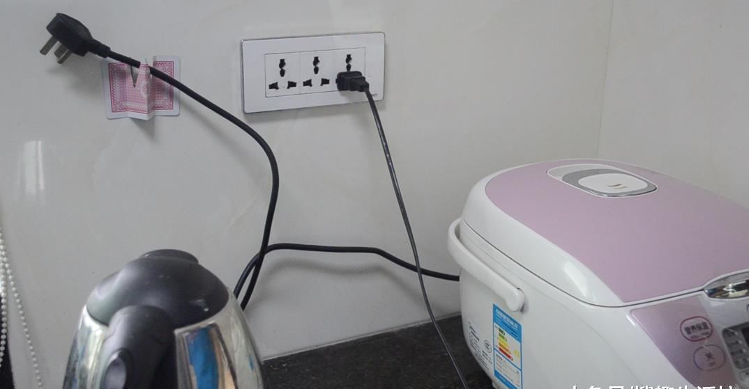 用旧的扑克牌别再扔了, 剪几刀, 粘在厨房里超实用, 人人见了都夸好