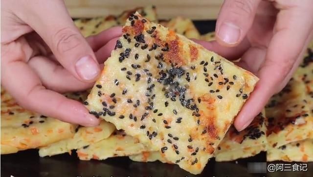 胡萝卜切成丁，淋上2个鸡蛋筷子搅一搅，营养又解馋，出锅比肉香