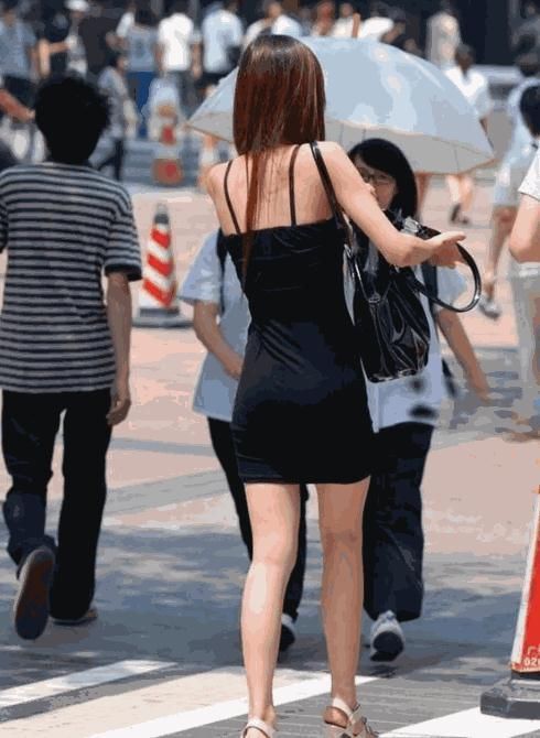 纯欲|抹胸连衣裙的穿搭,让小姐姐秀出性感身材，纯欲风的小姐姐爱了吗