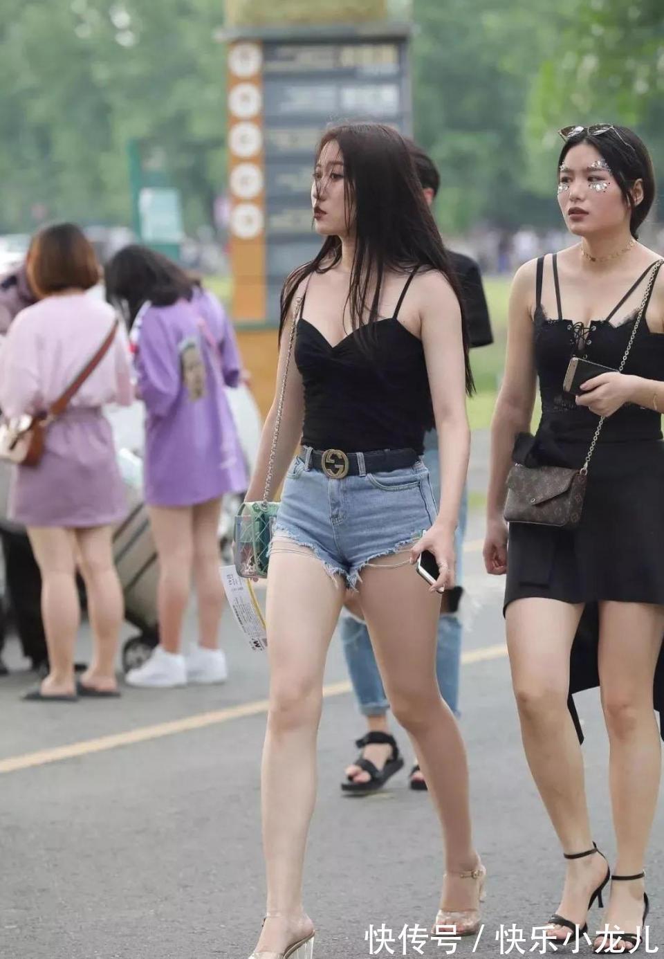 性感|气质美女秀自拍，小碎花连衣裙搭配小红鞋，像一只小蝴蝶飞过一样