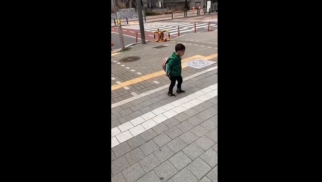 书包|4岁男孩不想上学,竟怒摔书包,下一秒向命运低头,网友:很男人