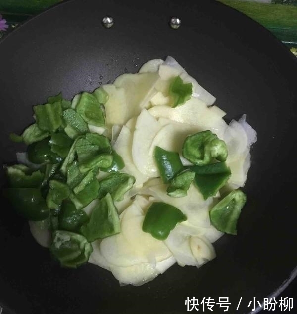 土豆|空姐从僧人身边路过,僧人感觉不对劲,低头就看到一双血脚印