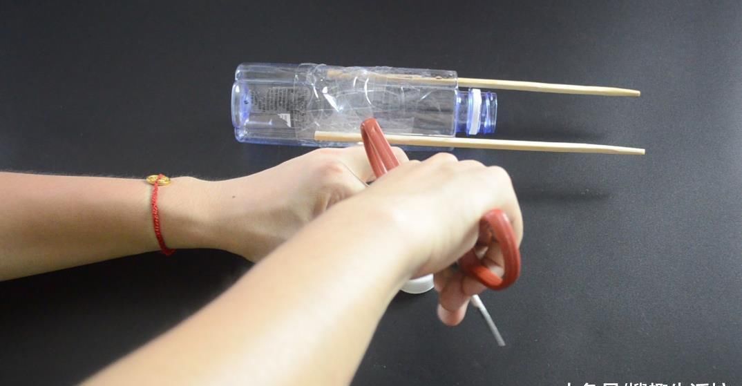 塑料瓶上绑2根筷子, 这个作用太棒了, 解决了很多家庭的烦恼