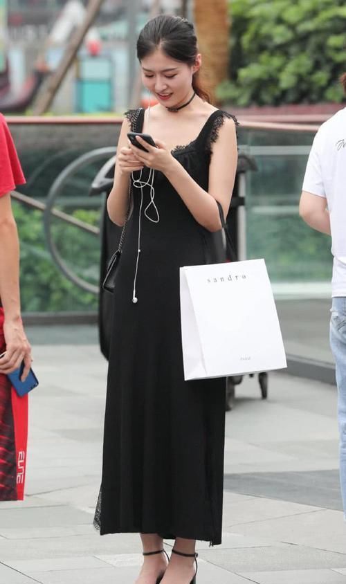 街拍美女小姐姐黑色吊带长裙，优雅高贵，彰显东方女人的气质美