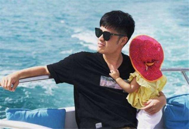 打疫苗|萌娃打疫苗时认错爸爸,不断“求抱抱”,爷爷奶奶哭笑不得