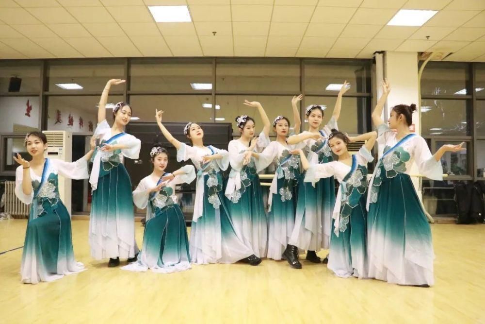 冬天的第二场雪和今晚的校园歌手大赛更配噢～