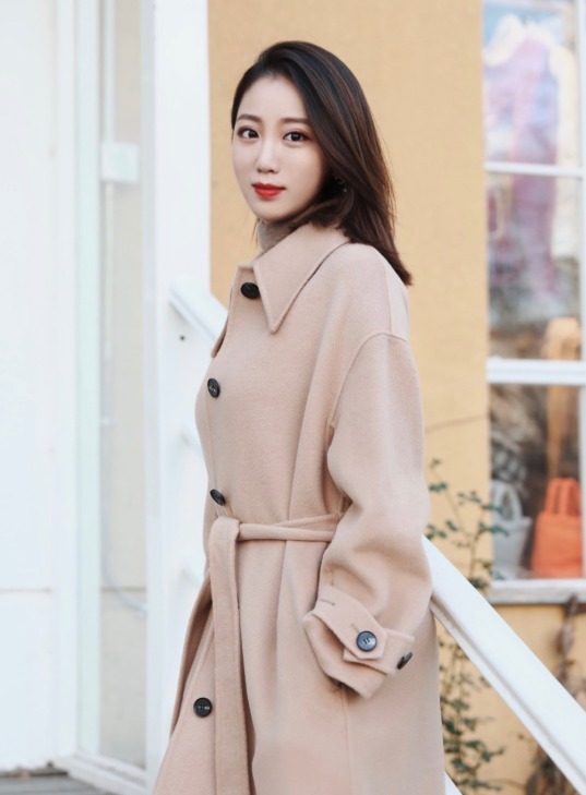 小蛮腰 穿大衣不要只会敞开穿了,搭配腰带保暖显瘦又高级,谁穿都好看