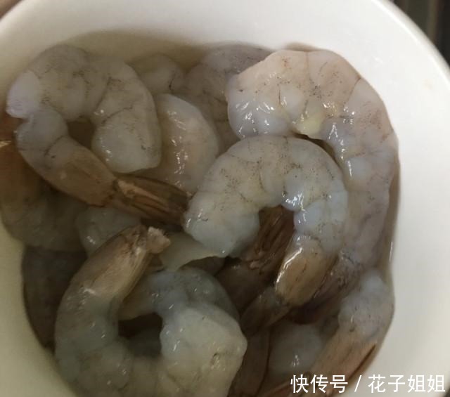  黑椒海鲜粉丝煲，香味扑鼻，好吃又下饭