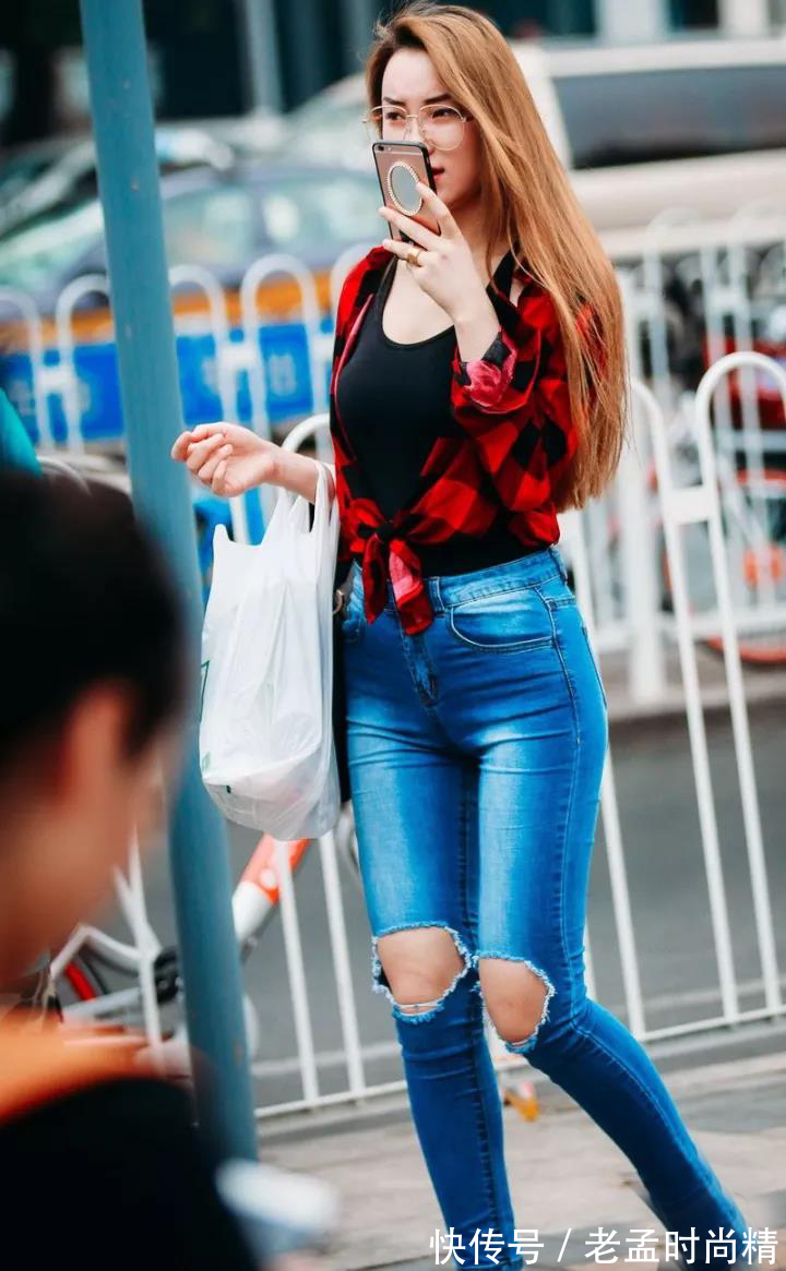 衬衫 经典的格纹衬衫,配上破洞牛杂裤,穿搭的时尚帅气又休闲有个性