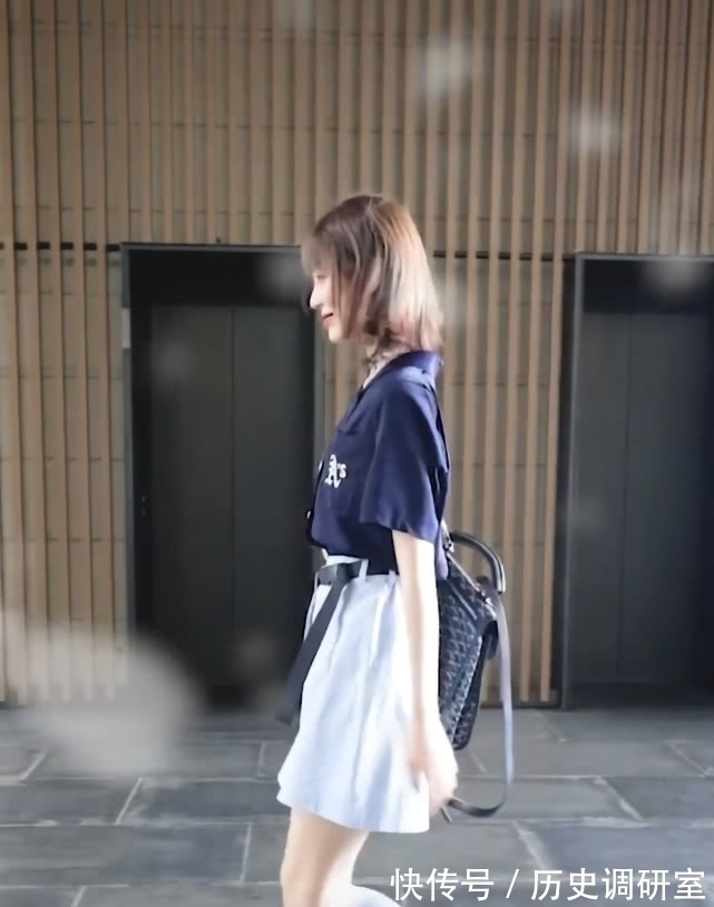 深蓝色|小姐姐的腿有多细呢?穿了“6双”袜子还能拥有漫画腿,我酸了!