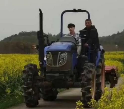 向往5张艺兴路透，开拖拉机上班好拉风，看到单手操作：好家伙！